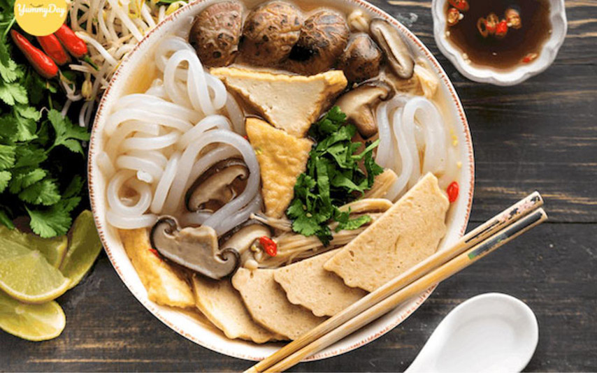 Bát bánh canh chay thường gồm bánh canh, nấm hương, đậu, rau cải, thêm giò chay và các loại rau thơm (Nguồn: Internet)