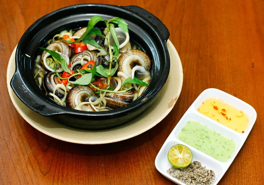 Thịt ốc Núi dai giòn, chấm với muối tiêu chanh cùng chút rau răm là chuẩn vị (Nguồn: Internet)