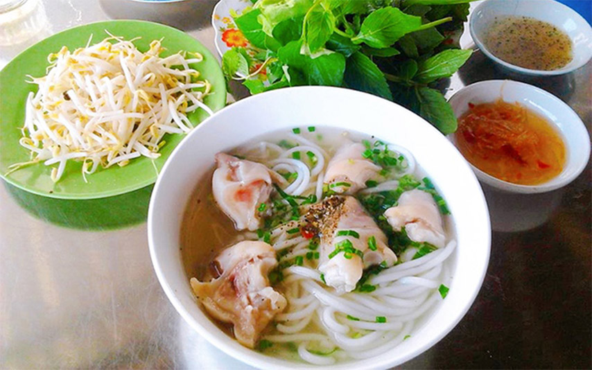 Sợi bánh canh phải trải qua công đoạn chế biến công phu và tỉ mỉ (Nguồn: Internet)