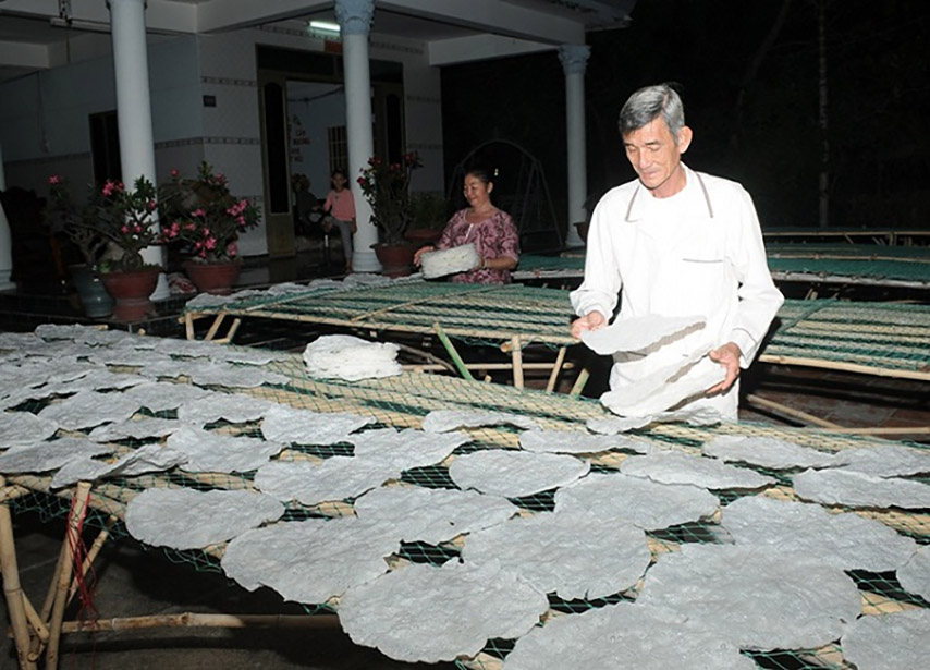 Bánh tráng phơi sương được phơi lúc 2 – 3 giờ sáng để sương đêm thấm vào làm bánh mềm và dẻo hơn