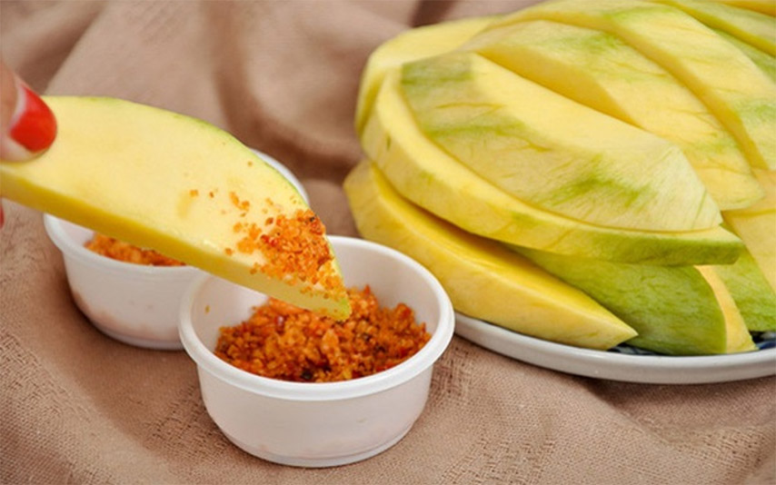 Xoài chấm với muối tôm Tây Ninh là sự kết hợp hoàn hảo về cả thị giác lẫn vị giác (Nguồn: Internet)