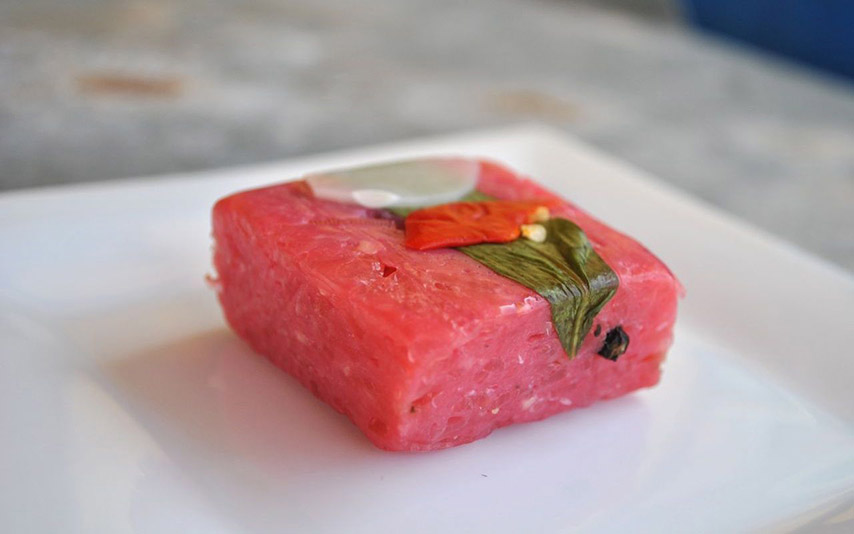 Bên cạnh hương vị chua chua mặn mặn, ngọt ngọt vừa miệng, nem bưởi hấp dẫn thực khách với màu hồng đẹp mắt (Nguồn: Internet)