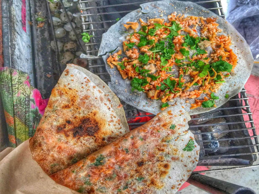 Miếng bánh nóng hổi, giòn tan trong miệng, hoà quyện hương vị của nhiều loại nguyên liệu khác nhau (Nguồn: Internet)