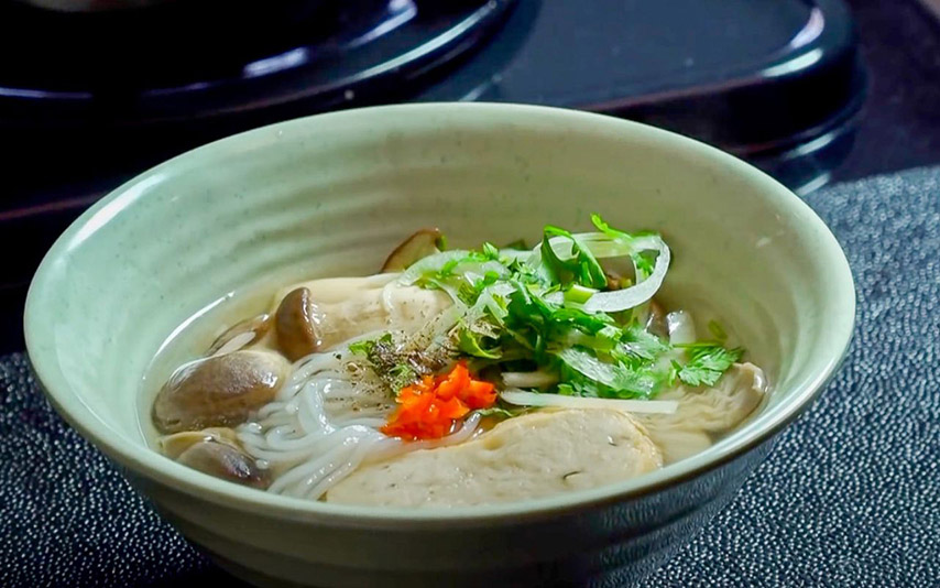 Nước dùng bánh canh chay có vị ngọt thanh nhưng đậm đà từ rau củ quả, tạo cảm giác vừa miệng, thanh mát, không gây ngán (Nguồn: Internet)