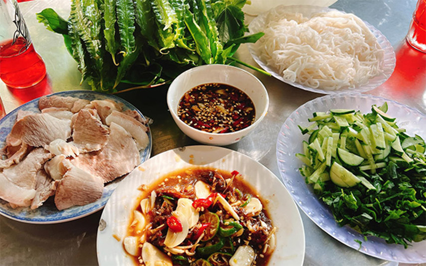 Thịt luộc cuốn bánh tráng rồi chấm với mắm chua là món ăn thơm ngon khó cưỡng (Nguồn: Internet)