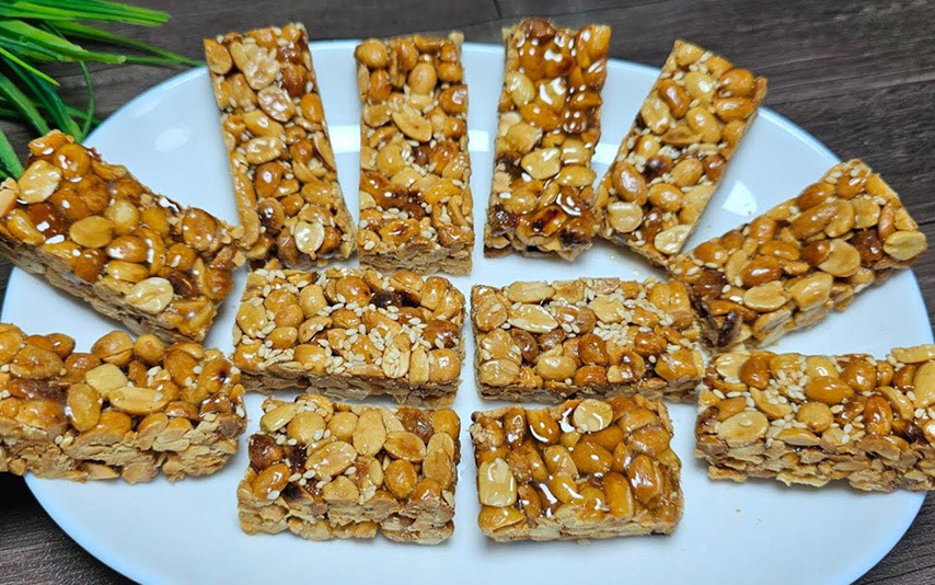 Những miếng kẹo thèo lèo vàng ươm, thơm mùi mè và lạc rang (Nguồn: Internet)