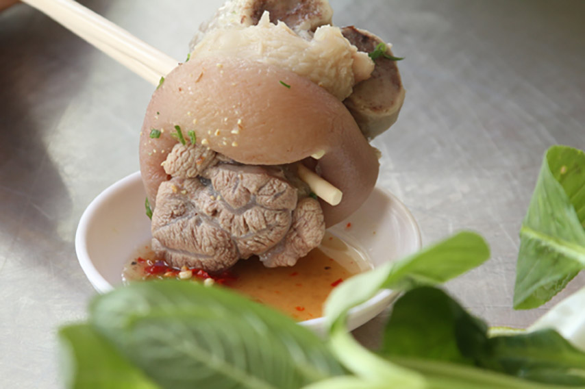 Một bát bánh canh Trảng Bàng không thể thiếu được những miếng giò heo chín vừa cùng một bát nước chấm chua cay nhẹ (Nguồn: Internet)