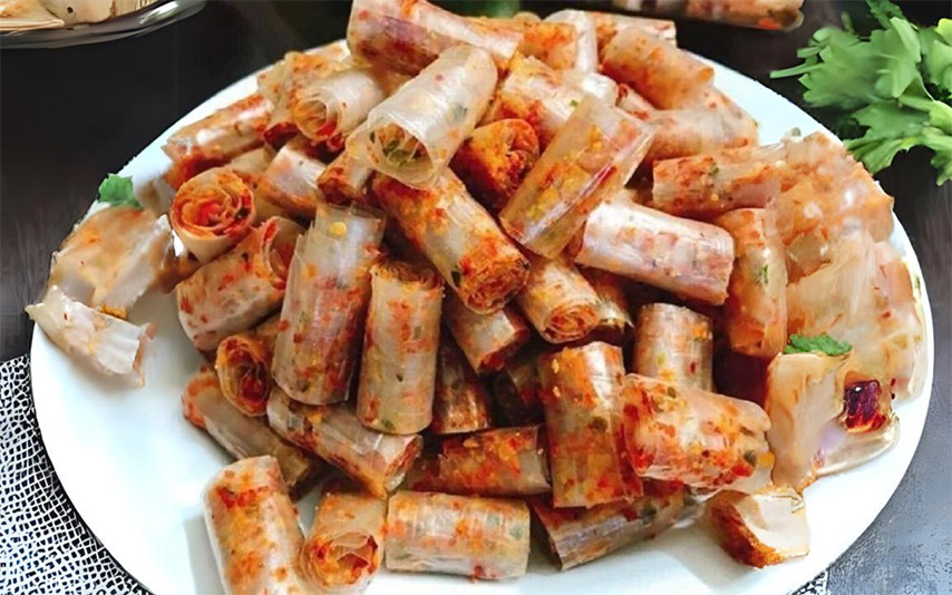Màu sắc bắt mắt của món bánh tráng cuốn tôm thập cẩm