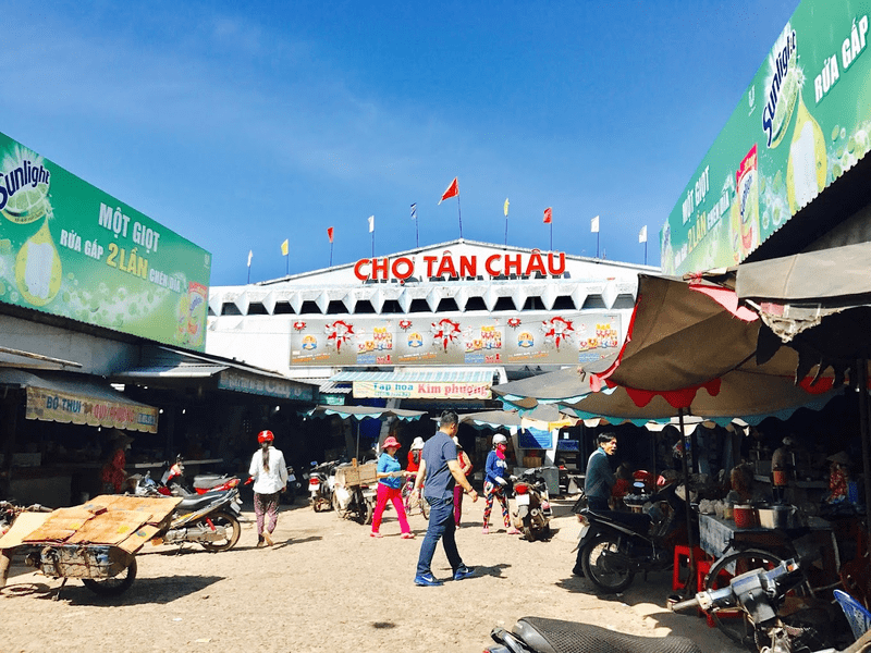 Khu vực trước cổng chợ Tân Châu có nhiều quán ăn nhỏ (Nguồn: Trần Quốc Hùng)