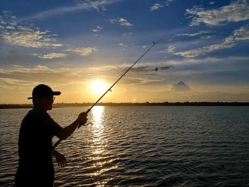 Câu cá là một trong những hoạt động yêu thích của du khách khi tới Suối Bà Chiêm