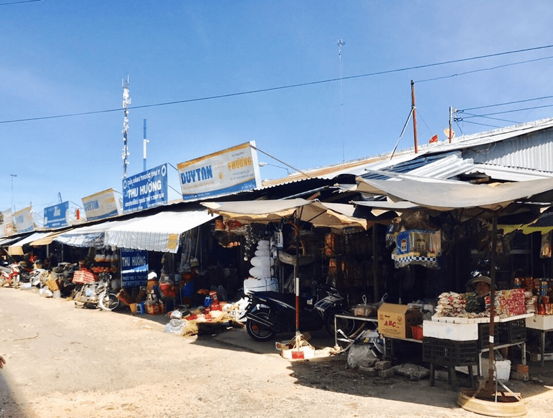 Bên ngoài chợ cũng có nhiều cửa hàng, hàng quán buôn bán đa dạng các mặt hàng (Nguồn:Tuấn Foi)