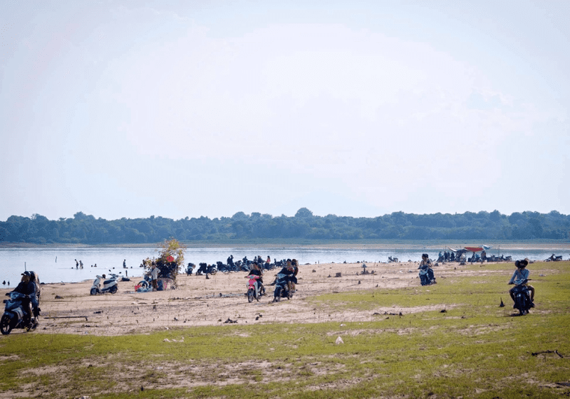 Suối Bà Chiêm có khu vực bãi cát rộng và bằng phẳng, thu hút người đông đảo người dân địa phương và khách du lịch tới dịp cuối tuần