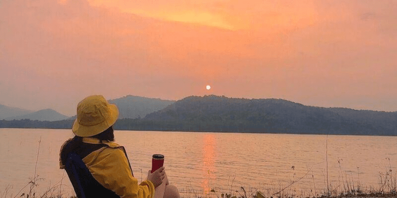 Du khách ngắm nhìn khung cảnh hoàng hôn tuyệt đẹp tại khu vực Suối Bà Chiêm