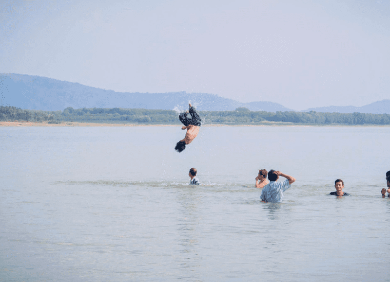 Du khách thoải mái bơi lội tắm táp tại khu vực bãi tắm Suối Bà Chiêm