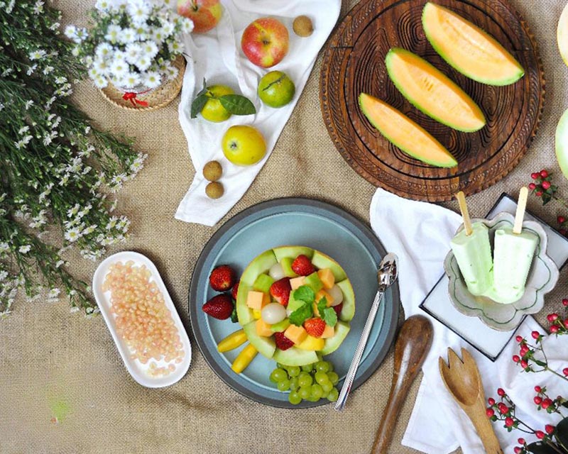 Vào mùa dưa chín rộ, du khách có thể thưởng thức hương vị nước ép dưa lưới tươi hay que kem mát lạnh ngay tại vườn (Nguồn: hoangxuanfarm.com)