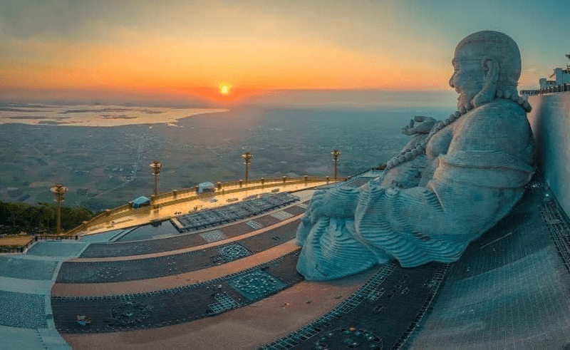 Từ trên Cầu Ước, du khách có thể dõi mắt quan sát toàn cảnh Tây Ninh đẹp như tranh vẽ (Nguồn: Check in Vietnam)