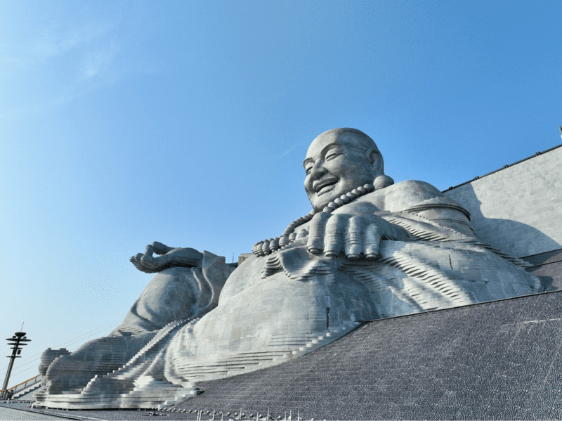 Tượng Phật Di Lặc Tây Ninh có lối kiến trúc xếp tầng độc lạ, không nhẵn mịn như những bức tượng Phật truyền thống