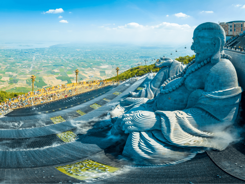 Tôn tượng Di Lặc núi Bà Đen ngồi trên thác nước và hướng mắt về phía mặt trời mọc