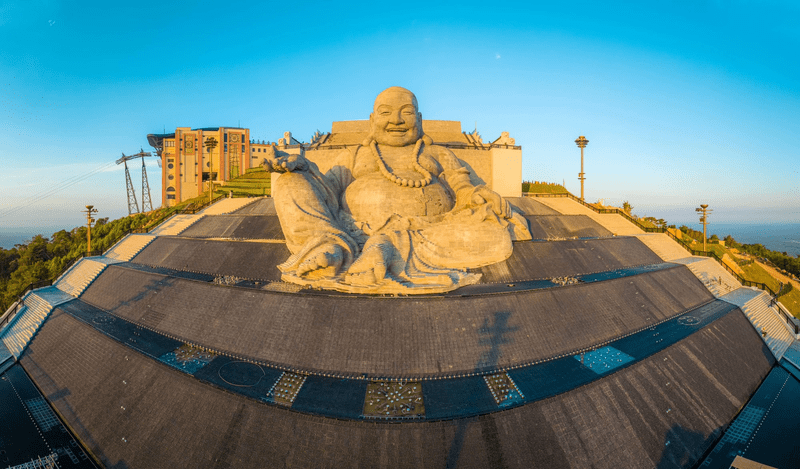 Cầu Ước được xây dựng bao quanh hai bên tượng Di Lặc Tây Ninh (Nguồn: Báo Thanh niên)