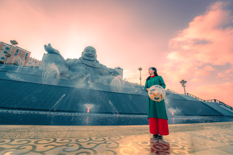 Phật Di Lặc núi Bà Đen sở hữu kích thước và trọng lượng ấn tượng