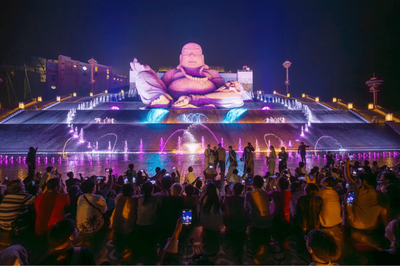 Điệu múa uyển chuyển của các vũ công chuyên nghiệp góp phần làm nên show nhạc nước đầy tính nghệ thuật.