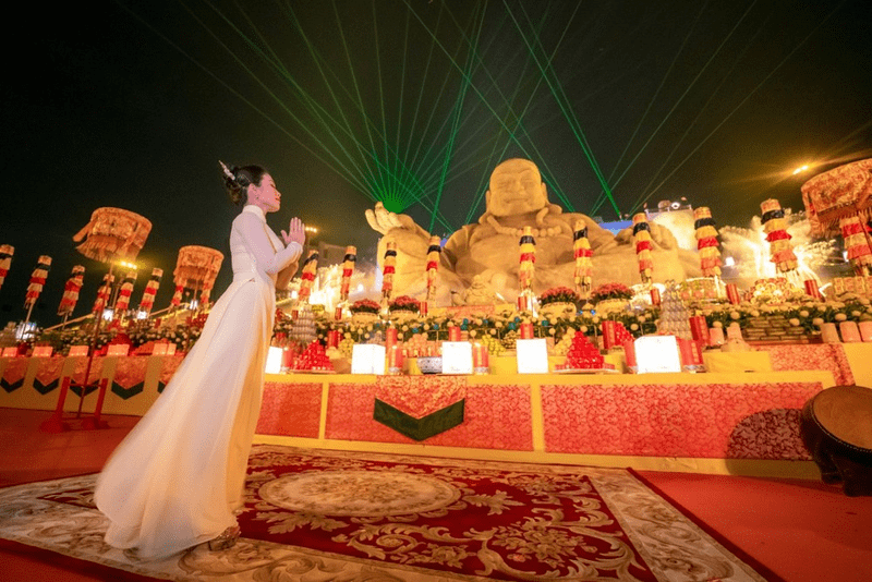 Tượng Phật Di Lặc chứng giám cho lời khấn nguyện chân thành của khách hành hương (Nguồn: Phật Sự Online)