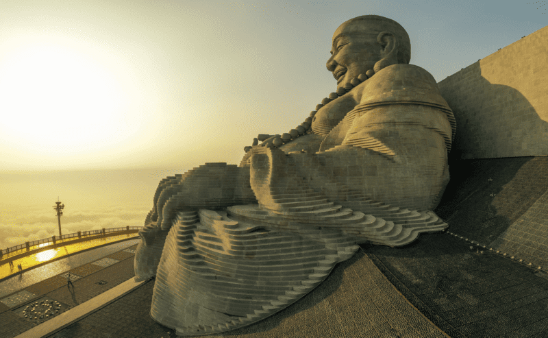 Cây cầu tâm linh đưa du khách đến gần hơn với tượng Phật kỳ vĩ