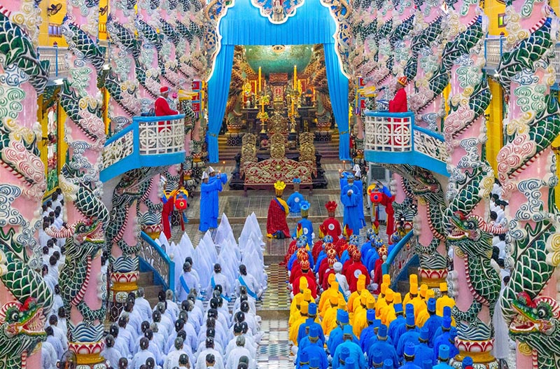 Không gian làm lễ bên trong Chánh điện gây ấn tượng với những cột trụ đắp nổi hình rồng (Nguồn: Cao Đài TV)