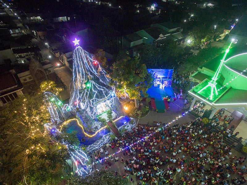 Những dải đèn led quấn quanh hòn non bộ và tạo thành hình cây thông khổng lồ (Nguồn: FB Giáo xứ Phong Cốc)