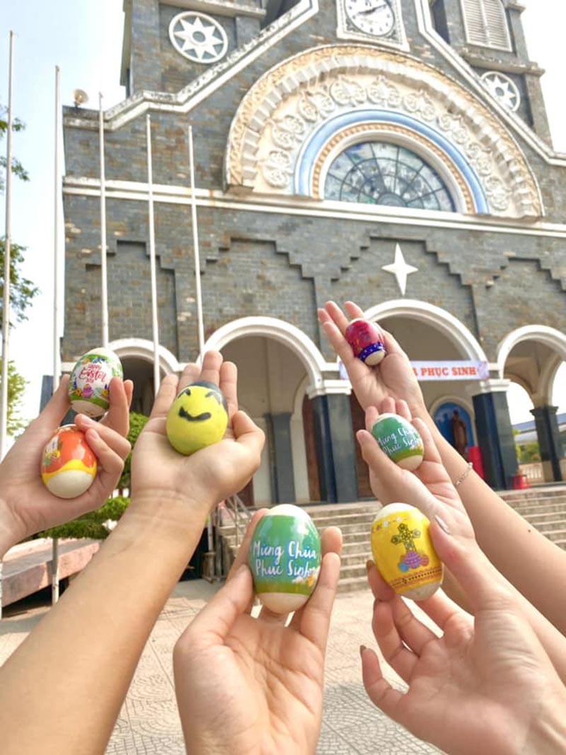 Quả trứng Phục sinh bắt mắt là biểu tượng cho một khởi đầu mới tốt lành (Nguồn: FB Giáo xứ Vinh Sơn – Tây Ninh)