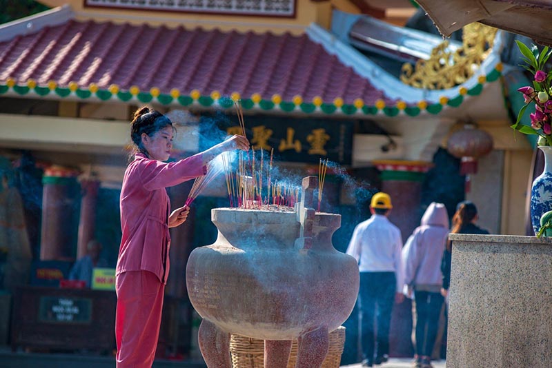 Hương nhang khói nghi ngút quanh năm tại quần thể tâm linh núi Bà Đen