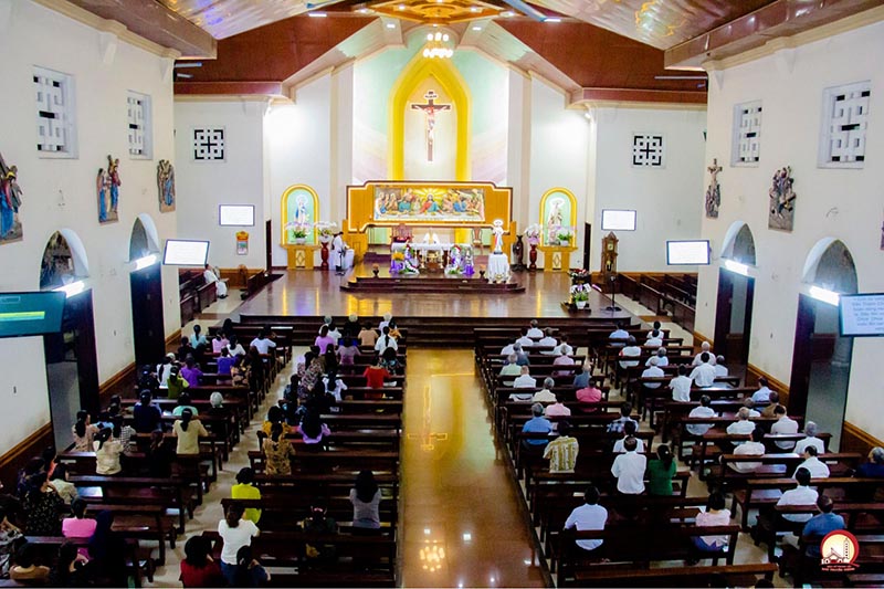 Thánh đường gây ấn tượng bởi biểu tượng thập tự giá và hình ảnh tái hiện bức tranh “Bữa tiệc cuối cùng” (Nguồn: FB Giáo xứ Phong Cốc)