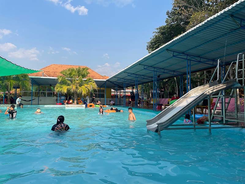 Du khách có thể vui chơi tại hồ bơi của khu du lịch sinh thái Đọt Champa (Nguồn: Nguyen Tan)