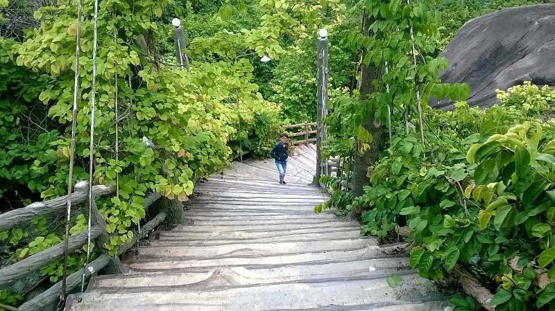 Có những đoạn đường xây bậc thang dễ đi