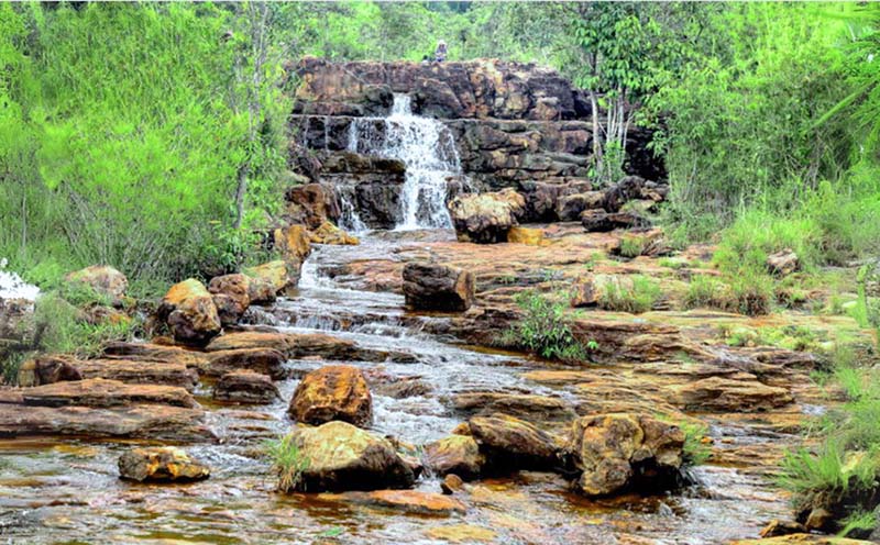 Khung cảnh suối trúc hoang sơ mà thơ mộng chảy qua núi Cậu