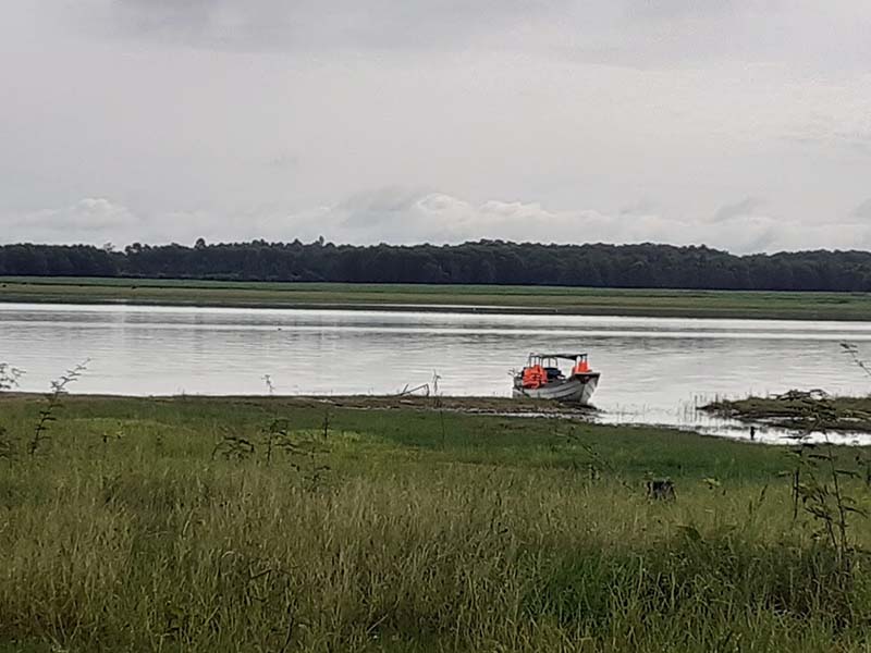 Du khách thường lựa chọn đi cano nhỏ ra đảo Nhím giữa hồ Dầu Tiếng