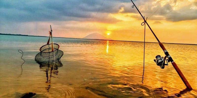 Câu cá trong chiều hoàng hôn buông ánh vàng rực rỡ trên mặt hồ Dầu Tiếng