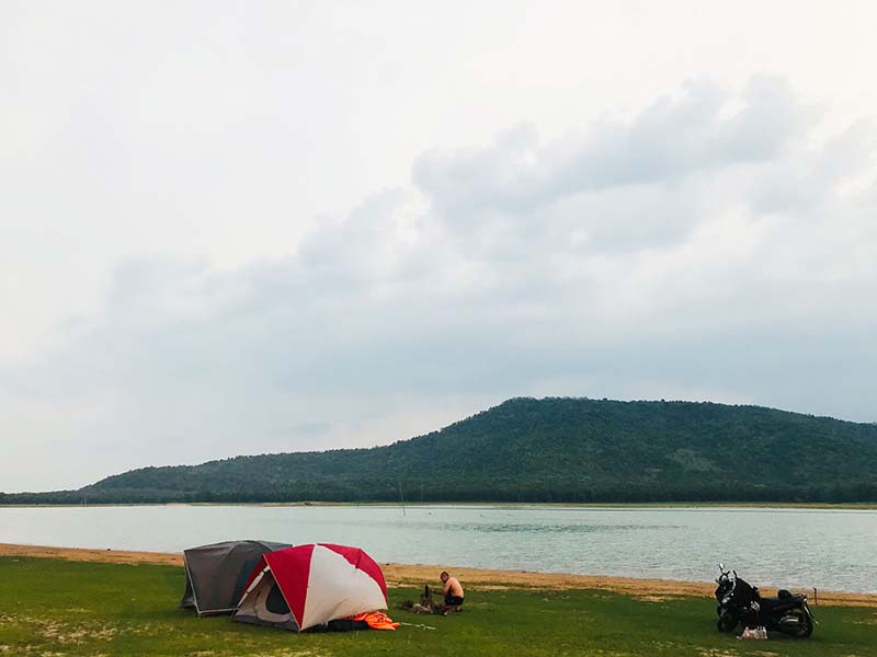 Ven hồ có khu vực thảm cỏ rộng và bằng phẳng để cắm trại