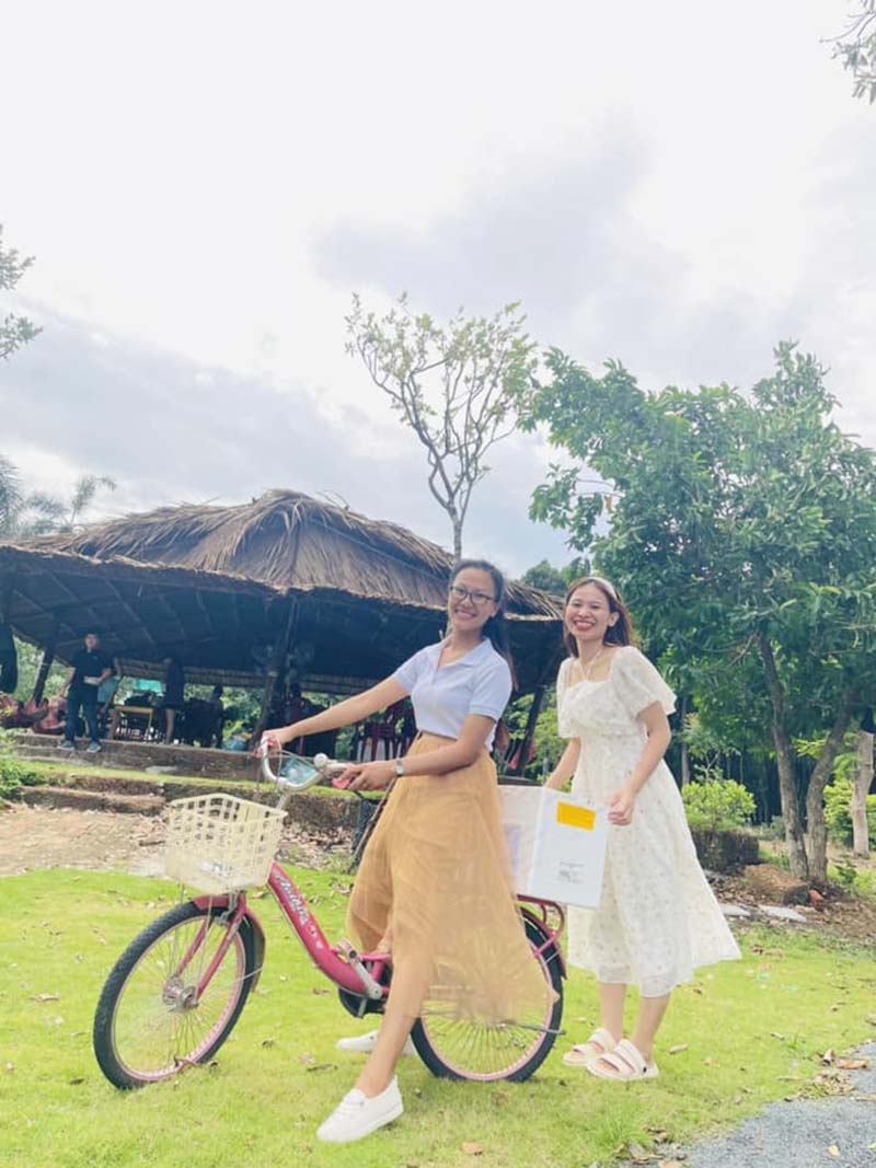 Du khách đạp xe ven hồ Dầu Tiếng trong khu vực thuộc Bằng Lăng Glamping