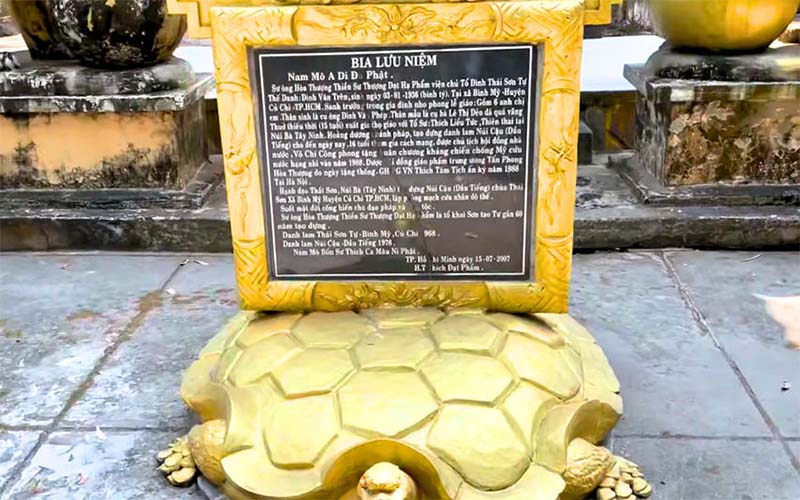 Bia lưu niệm hòa thượng Thích Đạt Phẩm cạnh chùa Thái Sơn – núi Cậu