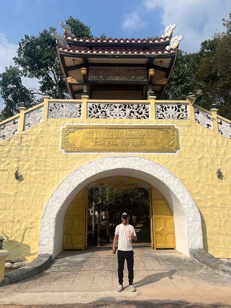 Cổng vào khu du lịch xây dựng ấn tượng, hình dáng giống như cổng thành thời xưa (Nguồn: Duy Thắng Official)