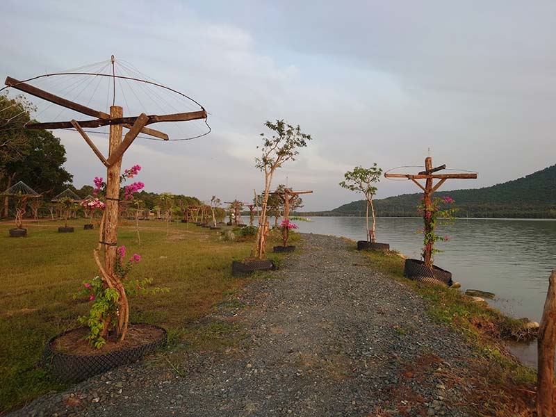 Du khách có thể đi bộ dạo quanh Bằng Lăng Glamping trên con đường sỏi đá ven hồ (Nguồn: Sakaisp Thiên)