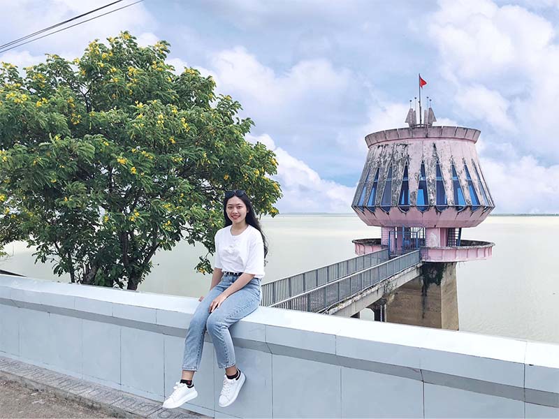 Du khách check-in tại khu vực ngọn hải đăng hồ Dầu Tiếng