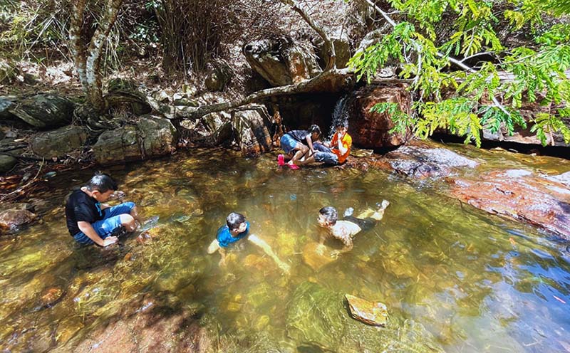 Du khách tới đây đắm mình trong dòng nước trong veo, mát lạnh của suối Trúc