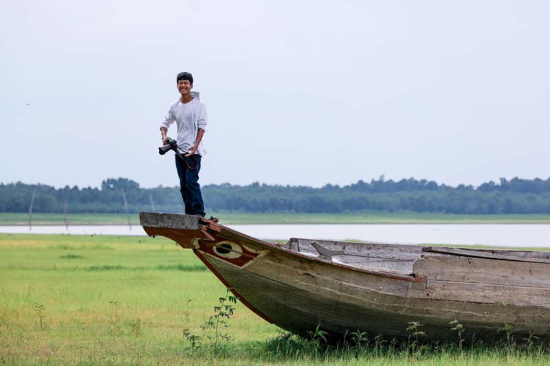 Du khách cắm trại và check-in trên đảo Nhím (Nguồn: VnExpress)