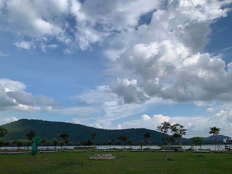 Tầm nhìn hướng hồ Dầu Tiếng và núi Cậu từ Bằng Lăng Glamping (Nguồn: Phương Thảo Lê)