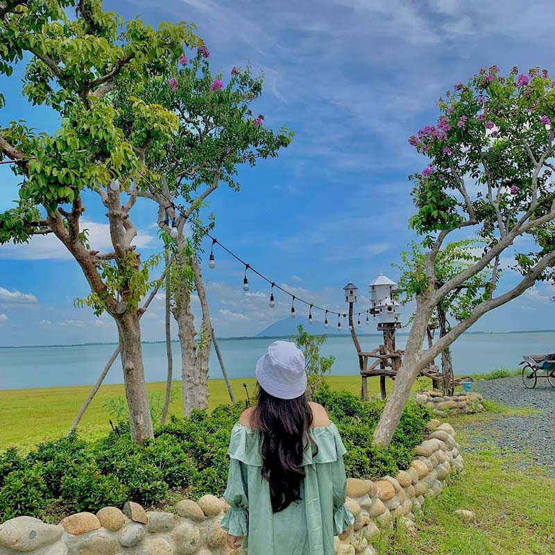 Du khách check-in với khung cảnh thơ mộng tại Bằng Lăng Glamping (Nguồn: Bằng Lăng Glamping – Dầu Tiếng Sea Lake)