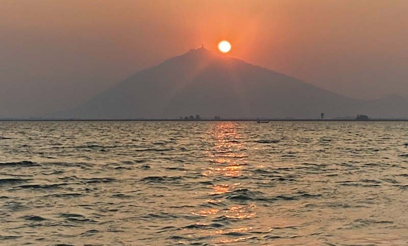 Du khách được chiêm ngưỡng khung cảnh ráng chiều tuyệt đẹp từ đảo Nhím