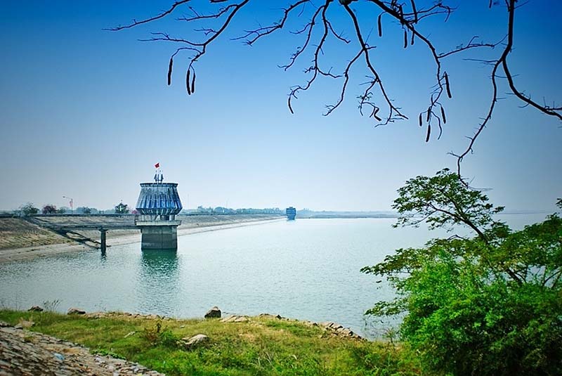 Ngọn hải đăng xây ngay sát bên hồ, cách bờ hồ Dầu Tiếng một cây cầu nhỏ