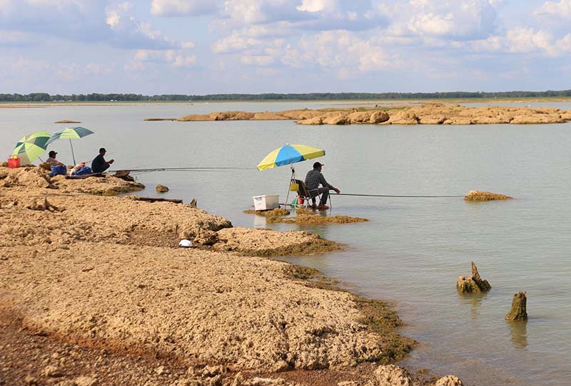 Nhiều người dân và du khách câu cá trên hồ Dầu Tiếng